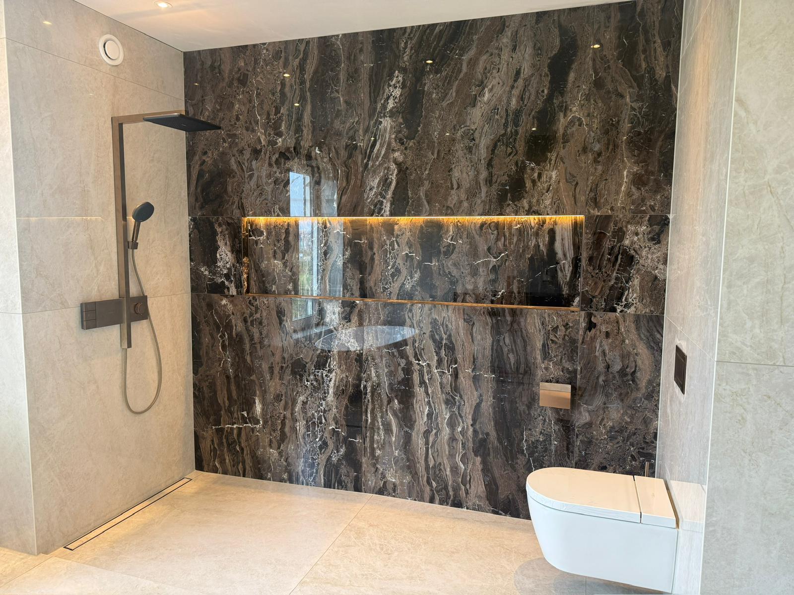Moderne badkamer met dubbele wastafel, LED spiegels en walnoot meubel