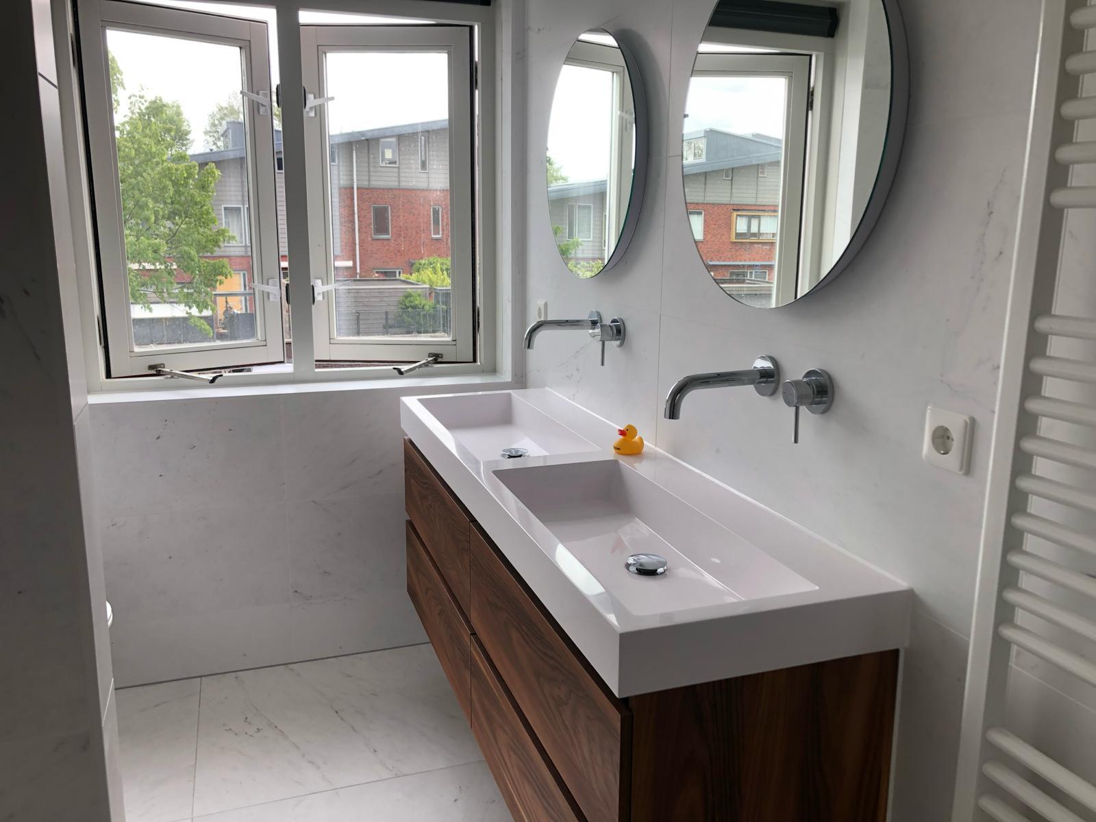 Luxe badkamer met groot walnoot meubel door Ter Haar Sanitair