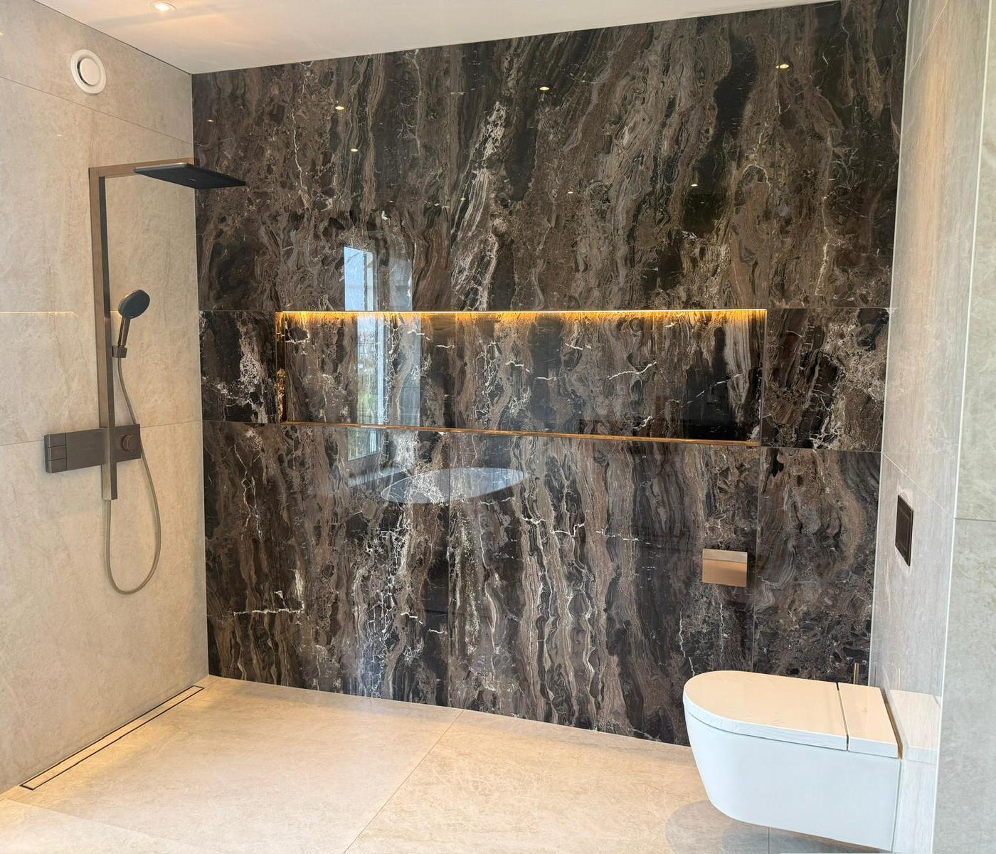 Moderne badkamer met dubbele wastafel, LED spiegels en walnoot meubel