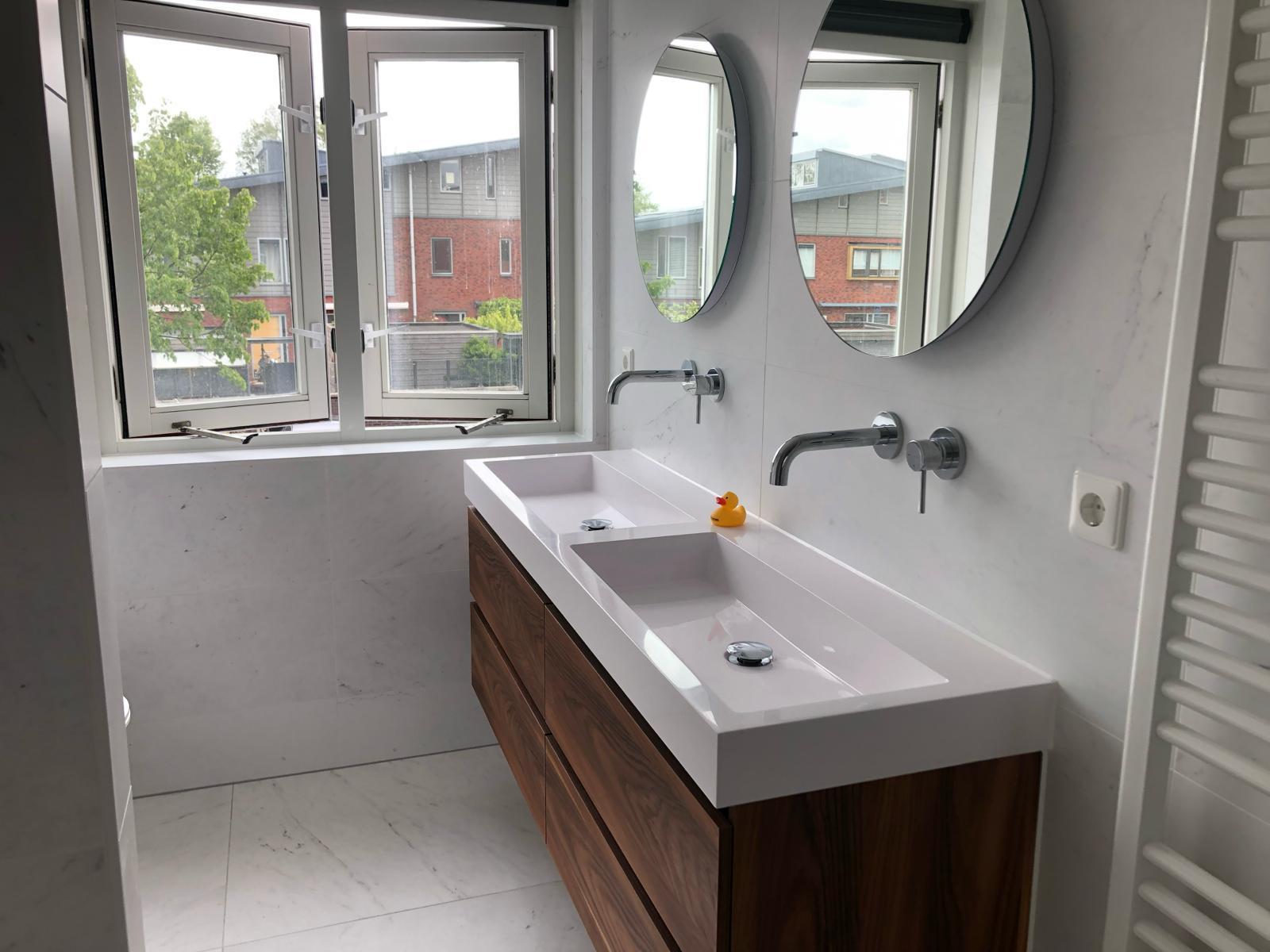 Luxe badkamer met groot walnoot meubel door Ter Haar Sanitair