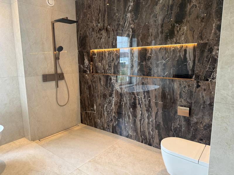 Hotel chique badkamer in Almere met natuursteenlook accentwand